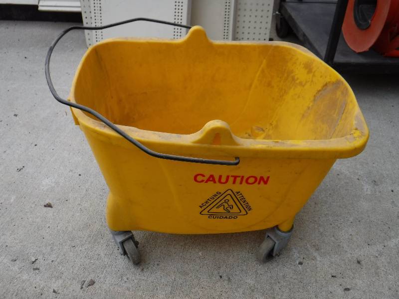 lot 3031 image: mop bucket