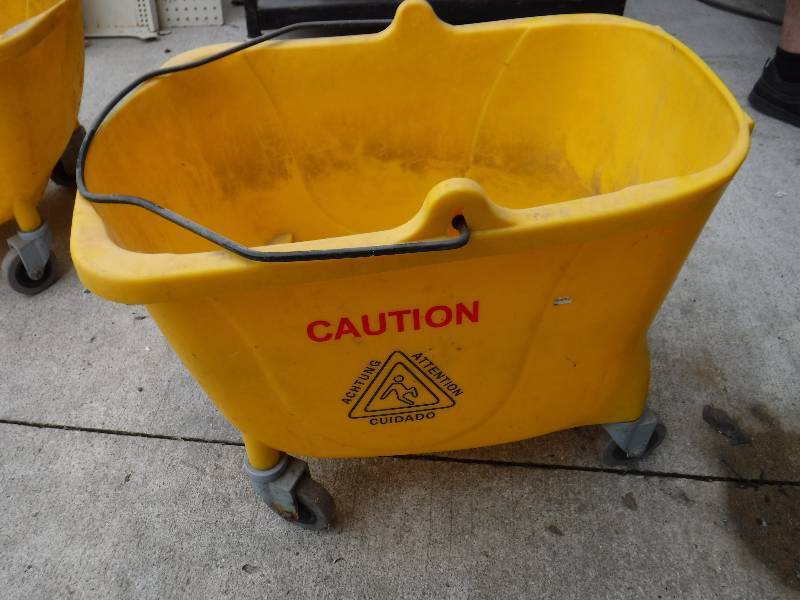 lot 3032 image: mop bucket