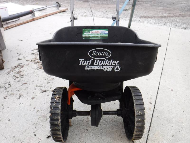 lot 3033 image: Scotts turf spreader