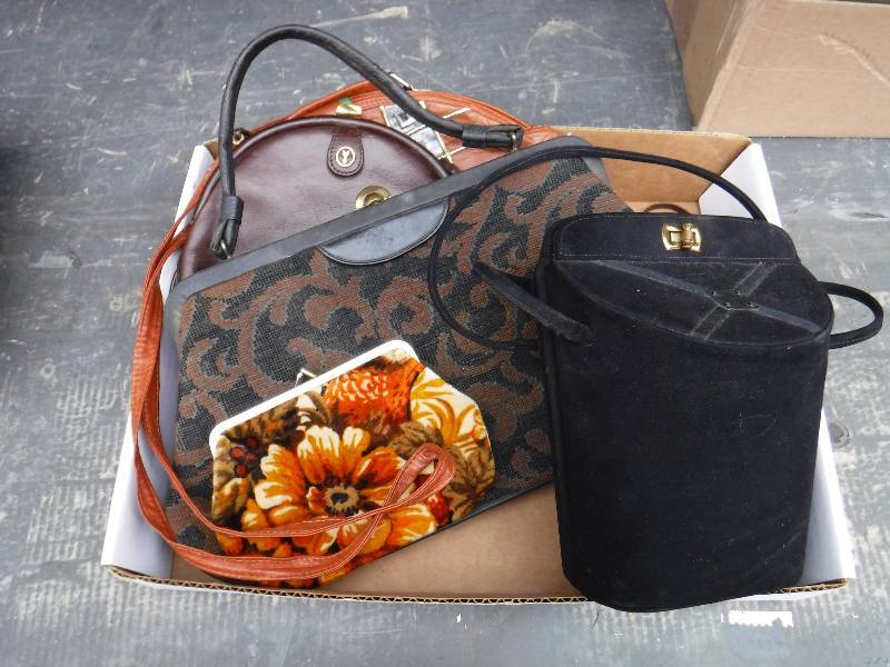lot 3035 image: womens purses