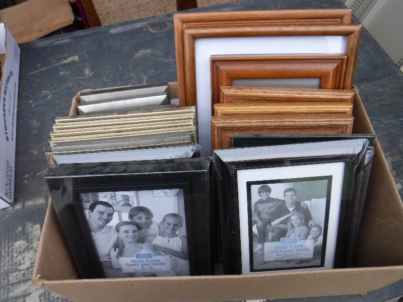 lot 3037 image: 22 picture frames
