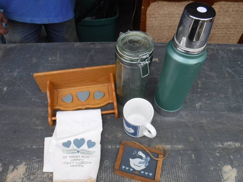 lot 3047 image: thermos misc kitchen