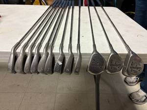 lot 11 image: 12- ladies golf clubs, lady tour II set, 3 metal woods, 9 irons 3-SW
