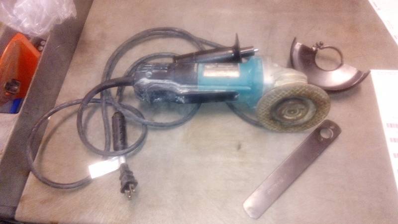 lot 7539 image: Makita 4-12 angle grinder