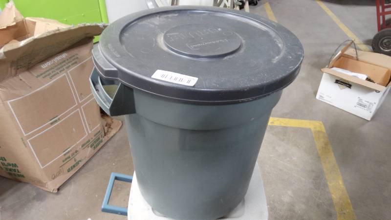 lot 106 image: Rubbermaid Brute 10 gallon trash can w lid