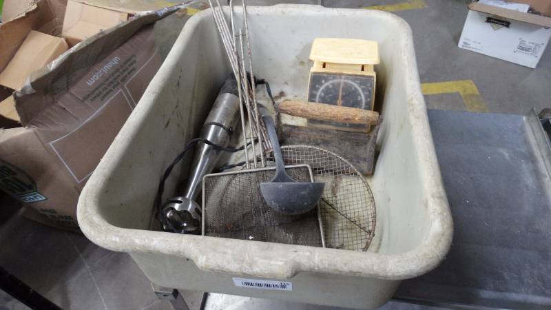 lot 115 image: Bus tub w various kitchen items