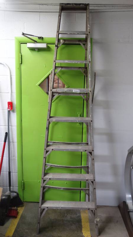 lot 135 image: 8ft metal ladder