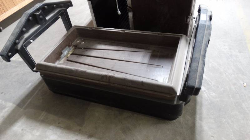 lot 146 image: Cambro counter top portable ice salad bar