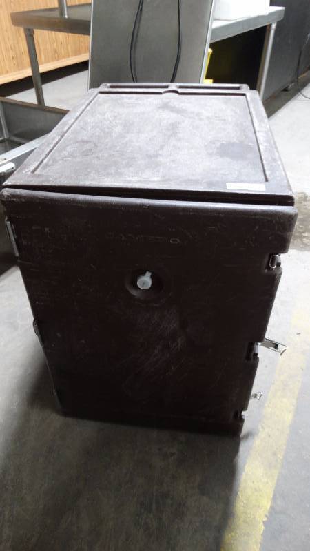 lot 149 image: Cambro catering food box w 4 full size sheet pans