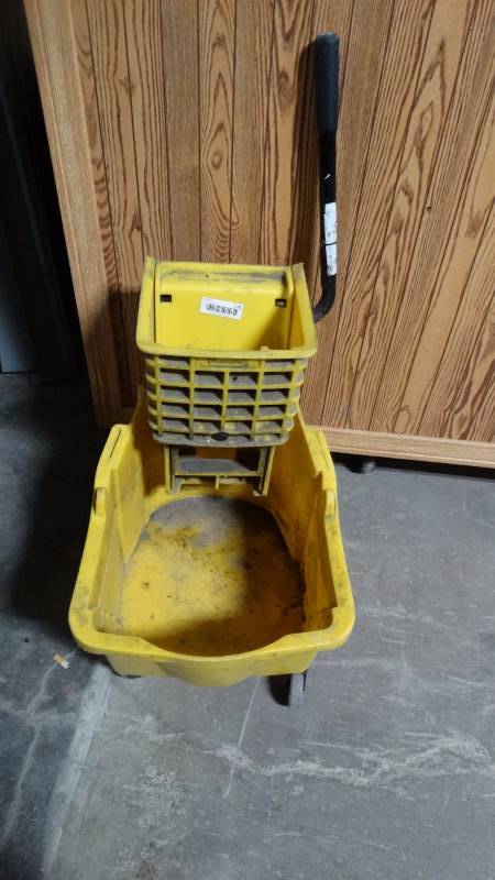 lot 170 image: Mop bucket