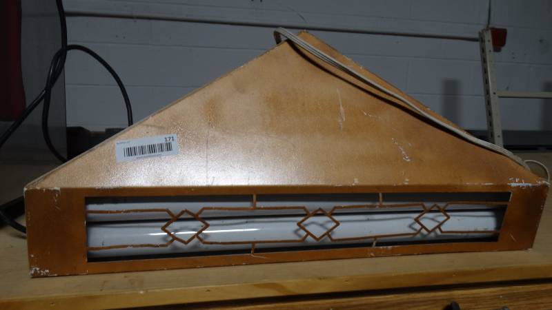 lot 171 image: Wall mount bug light