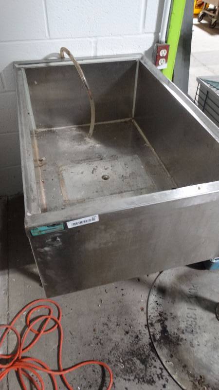 lot 181 image: Stainless ice well