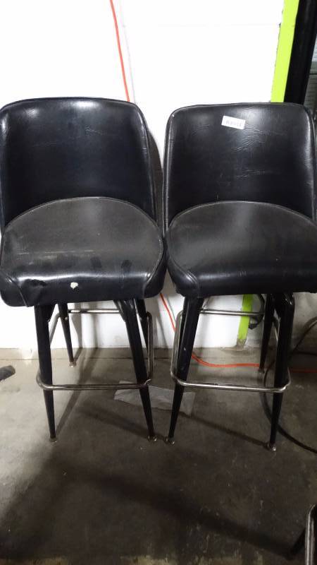 lot 182 image: 2 bar stools