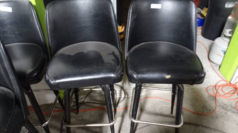 lot 185 image: 2 bar stools