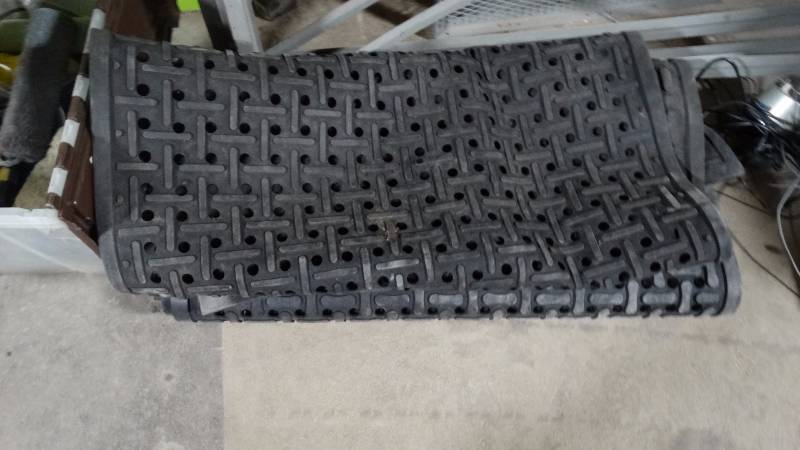 lot 188 image: 3 anti fatigue mats