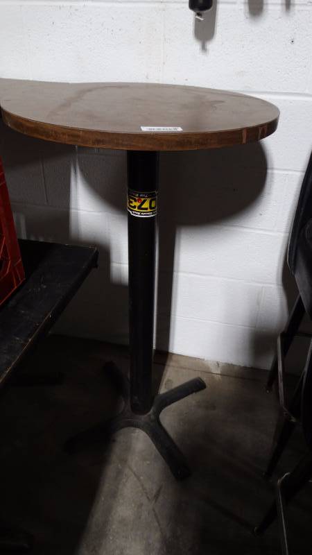 lot 189 image: Round pedestal base pub table