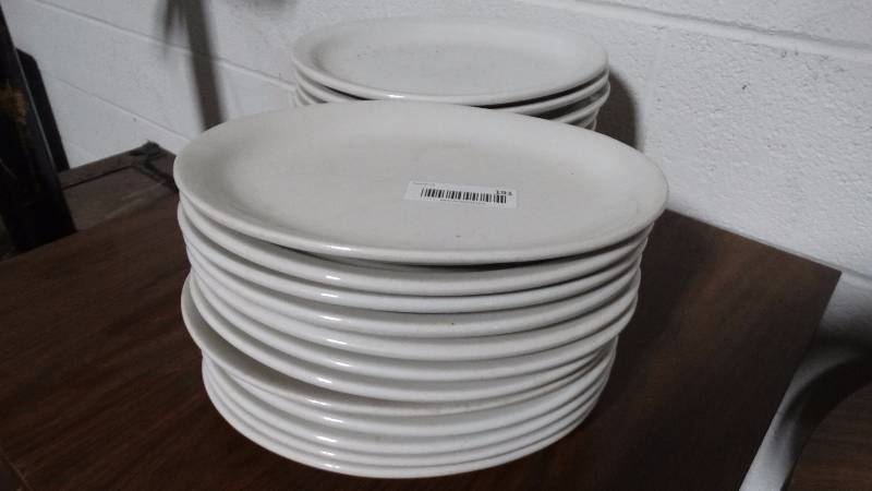 lot 191 image: 24 oval dinner plates