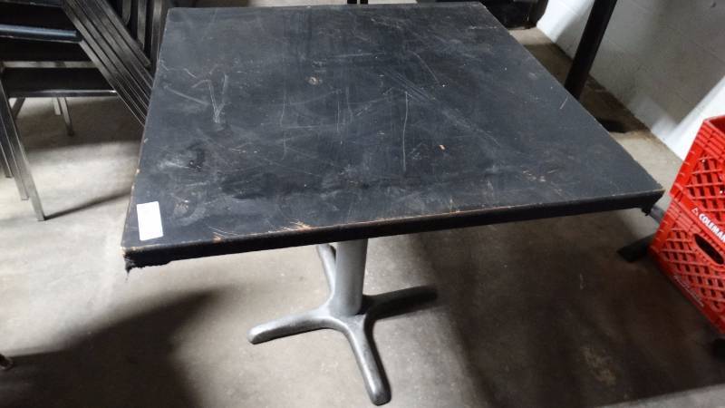 lot 194 image: Pedestal base dining table