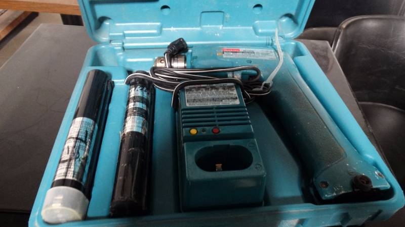 lot 196 image: Makita 9.6 v drill set w case