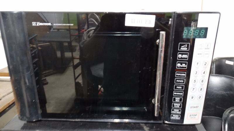 lot 197 image: Emerson microwave