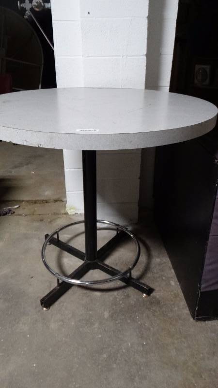 lot 223 image: Pedestal base pub table w round top