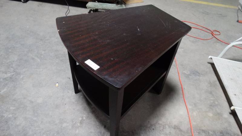 lot 236 image: Wood end table