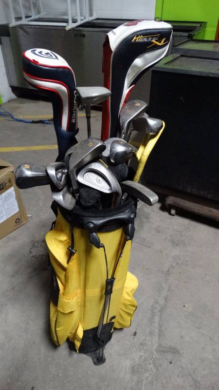 lot 248 image: Golf clubs w bag