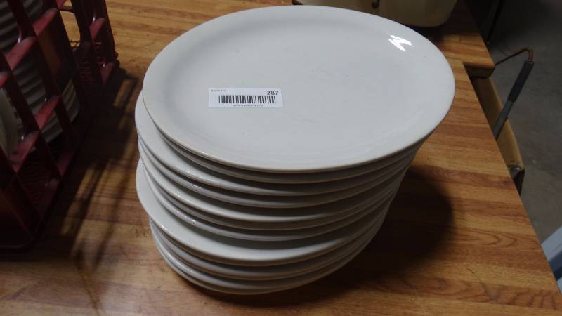 lot 287 image: 13 oval dinner plates