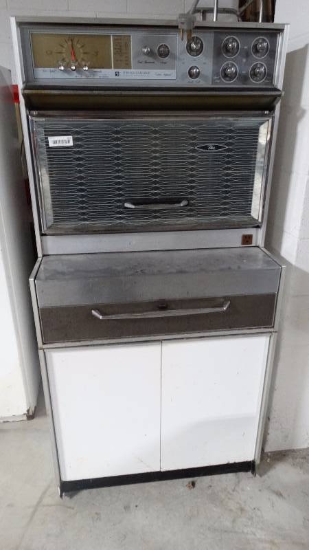 lot 317 image: Frigidaire vintage electric range & oven