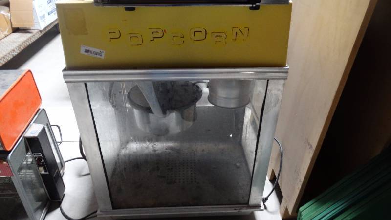 lot 325 image: Lg counter top popcorn popper