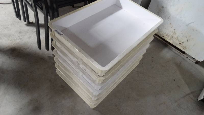 lot 356 image: 7 plastic food trays containers