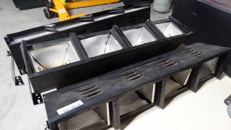 lot 376 image: (3) 4 bulb strobe lights