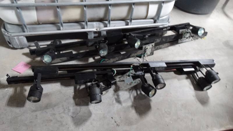 lot 387 image: 5 strips of track lighting w spot lights