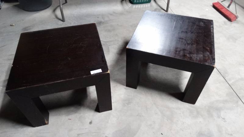lot 391 image: 2 wood end tables