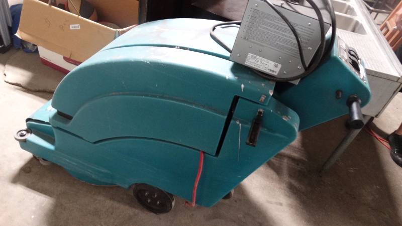 lot 296 image: Tennant floor machine w charger