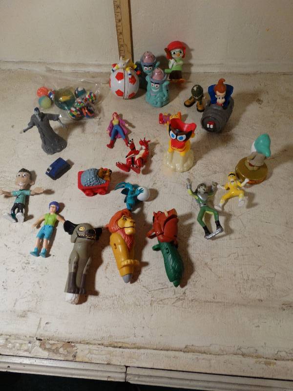 lot 104 image: Assorted toys and a bag of bouncing balls.
