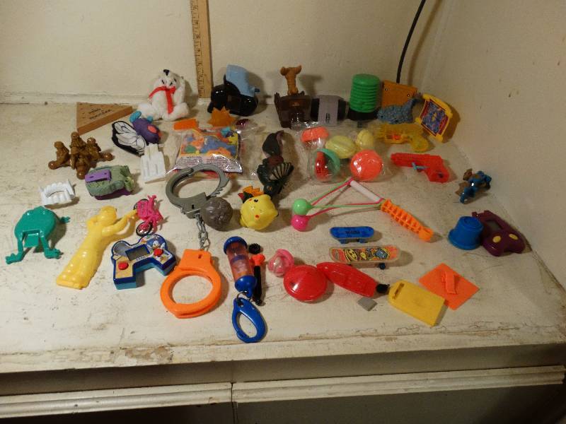 lot 106 image: Assorted toys.