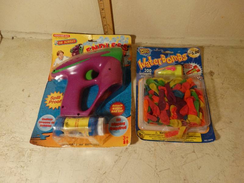 lot 115 image: New Mr. Bubbles Endless Bubbles gun and Water Bombs.