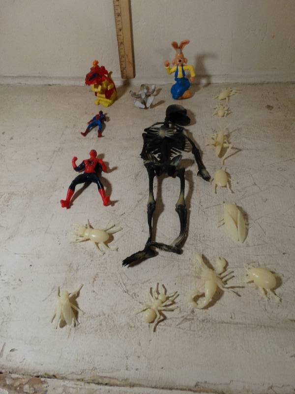 lot 117 image: Glow in the dark bugs, spiderman. skeleton etc.