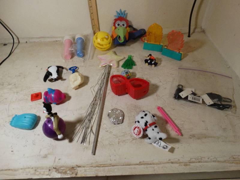 lot 118 image: Assorted toys.