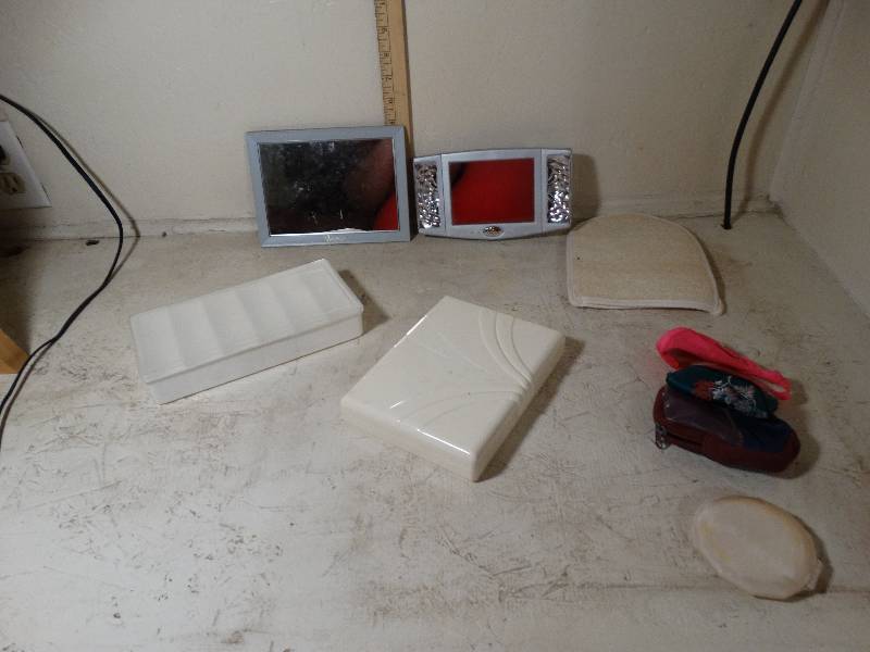 lot 121 image: 2- Mirrors and other bathroom items.