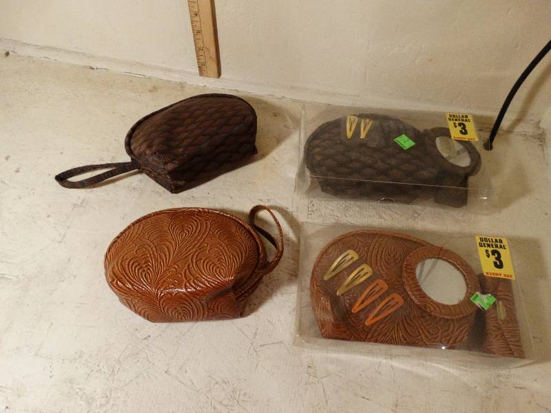 lot 124 image: Lot of 4 makeup bags New.
