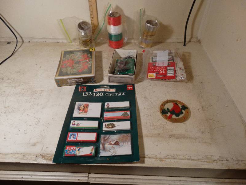 lot 127 image: Flat of Christmas Items.