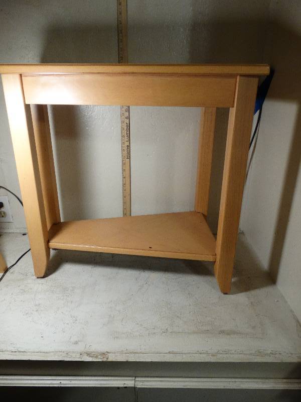 lot 129 image: End Table.