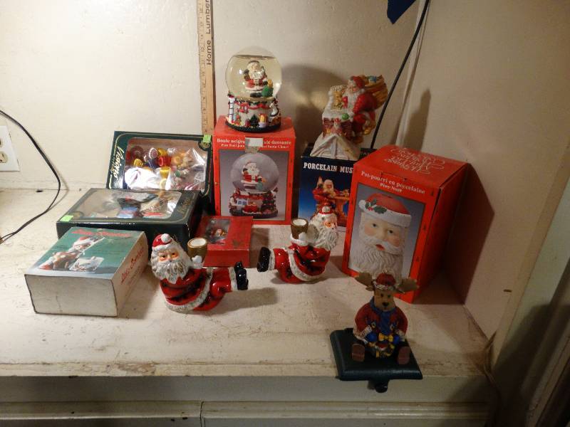 lot 132 image: Lot of Christmas Items.