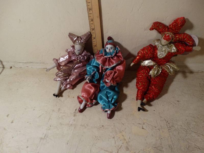 lot 135 image: 3- Clowns