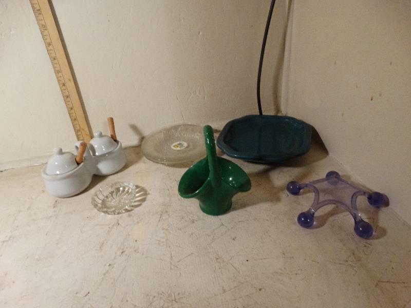 lot 142 image: Home decor.
