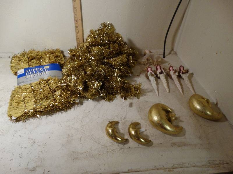 lot 146 image: Lot of Assorted Christmas Items.