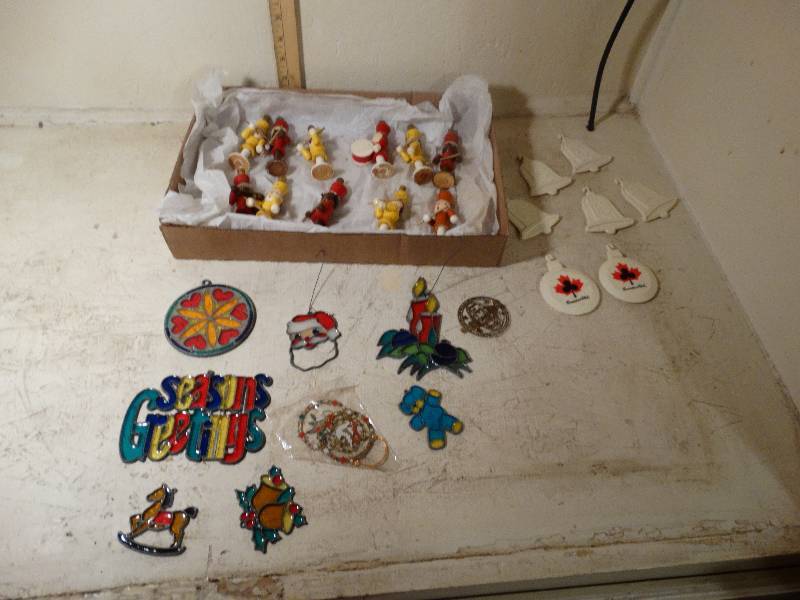 lot 147 image: 11- Mini nutcrackers and christmas ornaments.