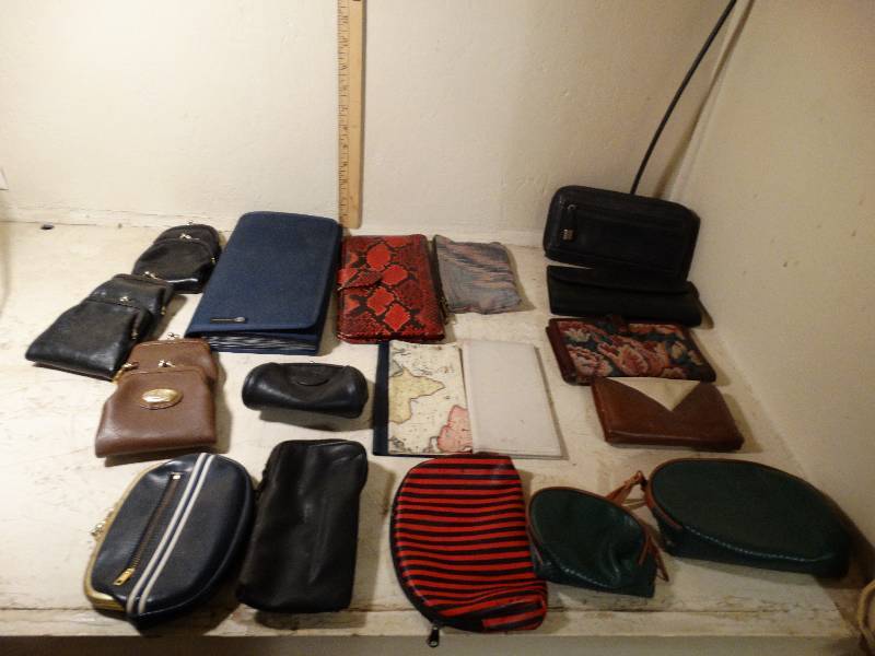lot 152 image: Lot of Wallet, cigaret holders and misc.